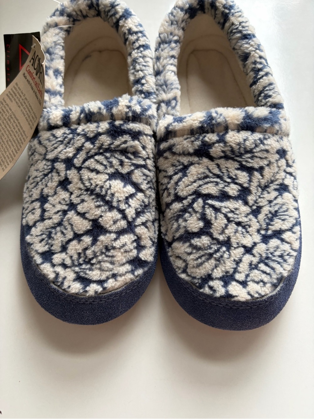 NWT Acorn Moccasin Slipper Navy and Cream Women’s Size 8-9Casual Comfy